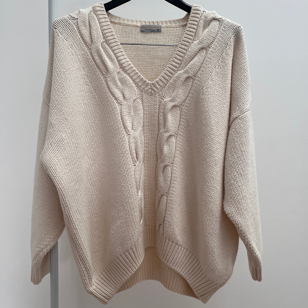 Aquascutum London Cream Cable Knit V‑Neck Sweater